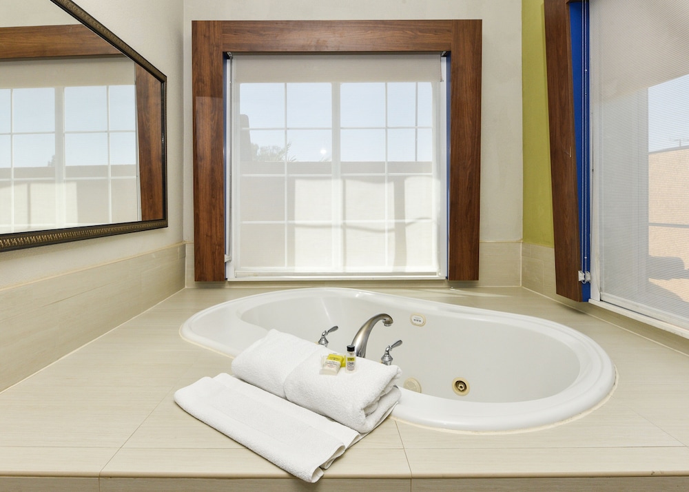 Holiday Inn Express & Suites Corona by IHG - photo 14