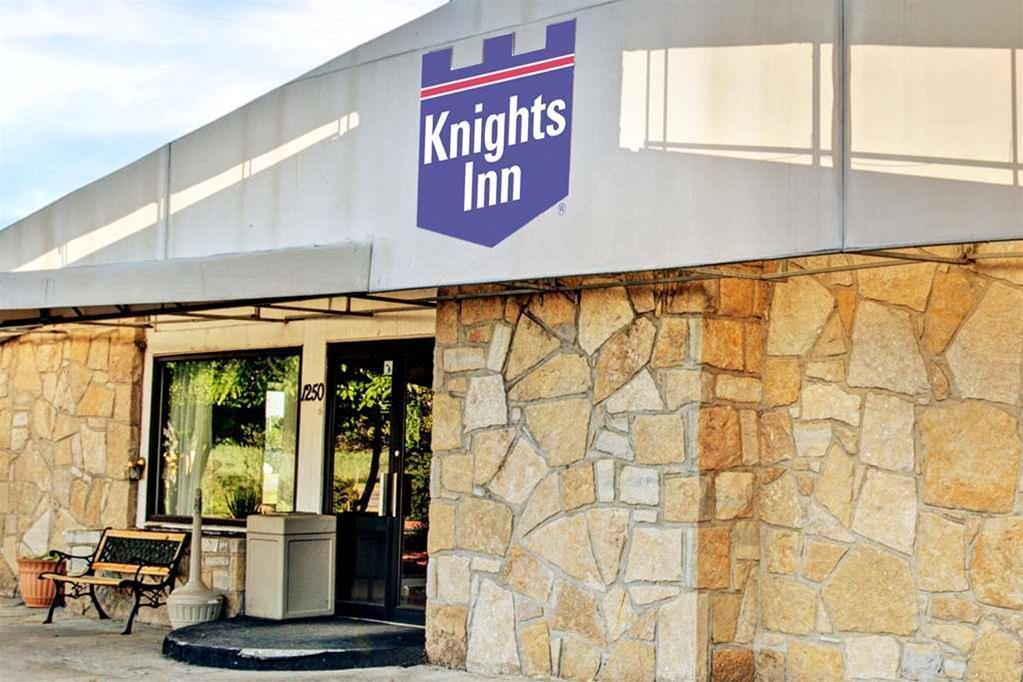 Monroe Knights Inn - photo 3