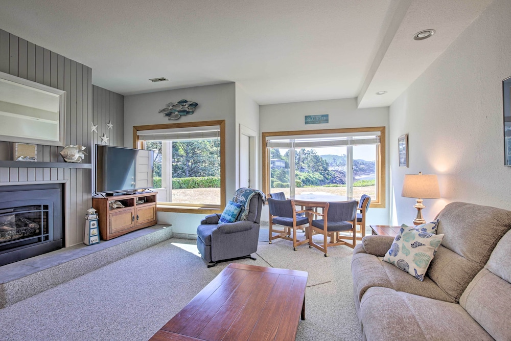 Cozy Depoe Bay Hideaway Steps to Scenic View Depoe Bay in Depoe Bay, United States