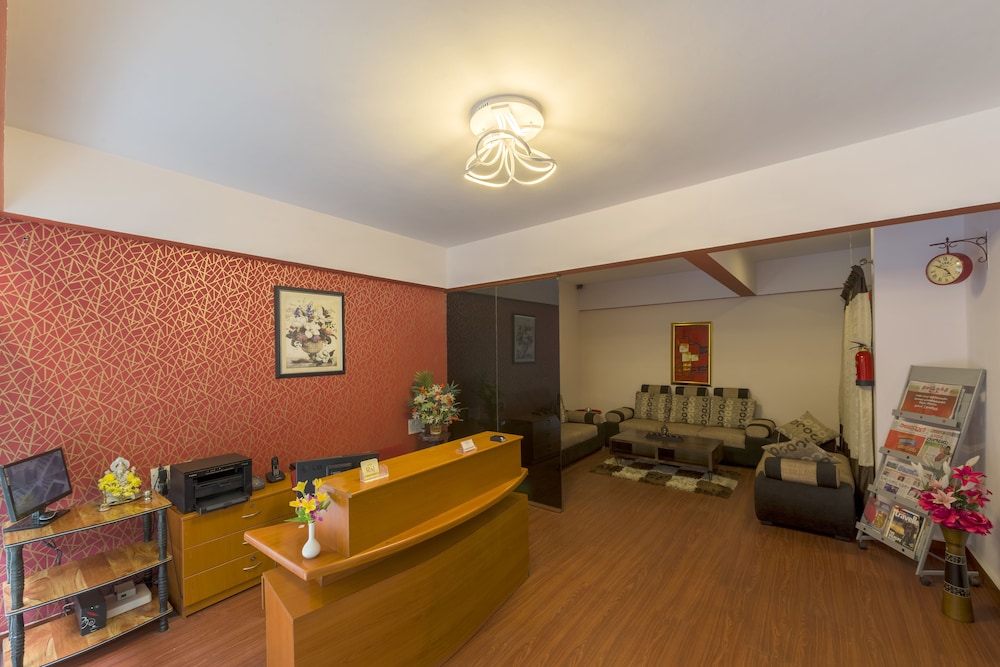 Hotel Raj Comforts Golf View
