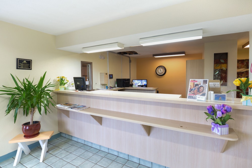 Days Inn by Wyndham New Philadelphia - photo 3