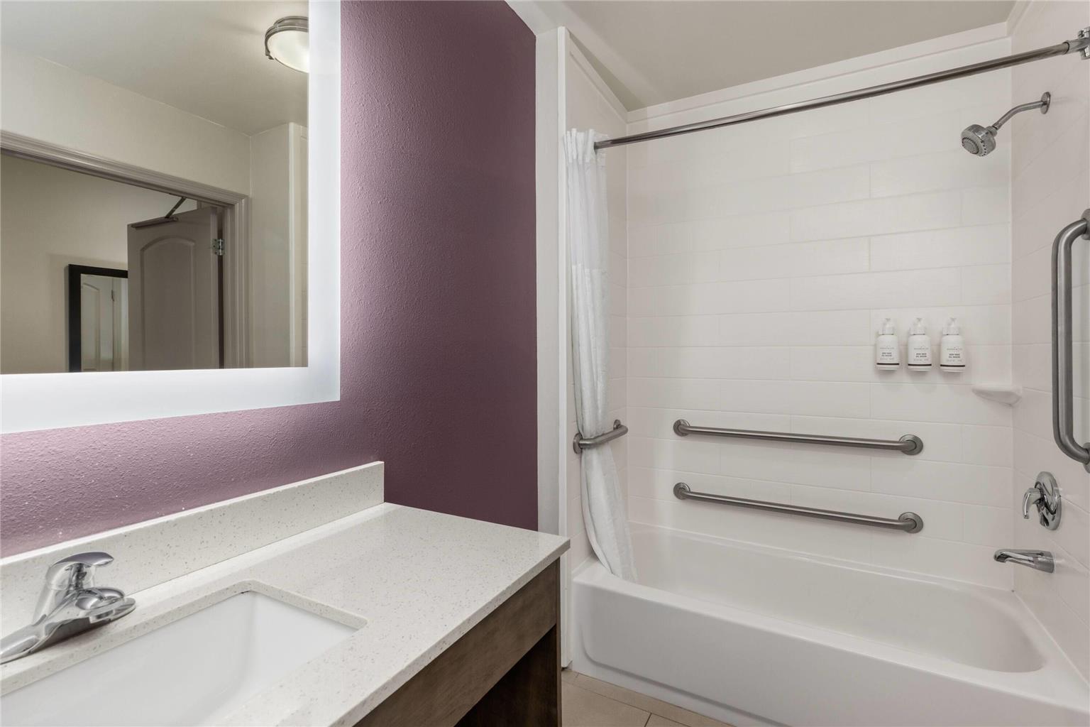 La Quinta Inn & Suites by Wyndham Chattanooga Lookout Mtn - photo 38
