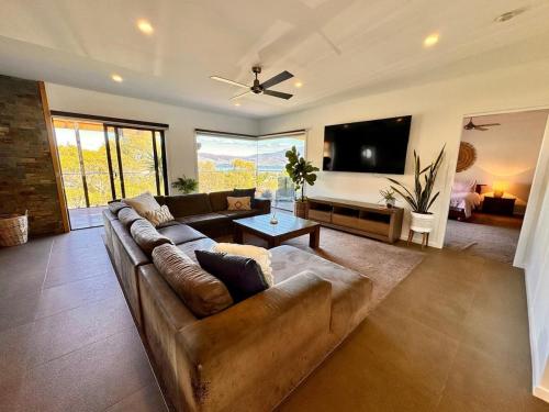 4 Bedroom Two Storey House With Views Near Beach — 4-Star Luxury Hotel in Hobart, Australia