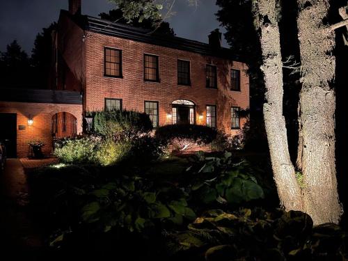 The Historic Jesse Buel Farmhouse w Heated Pool