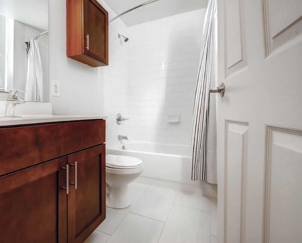 Global Luxury Suites at Tiverton Ave - photo 22