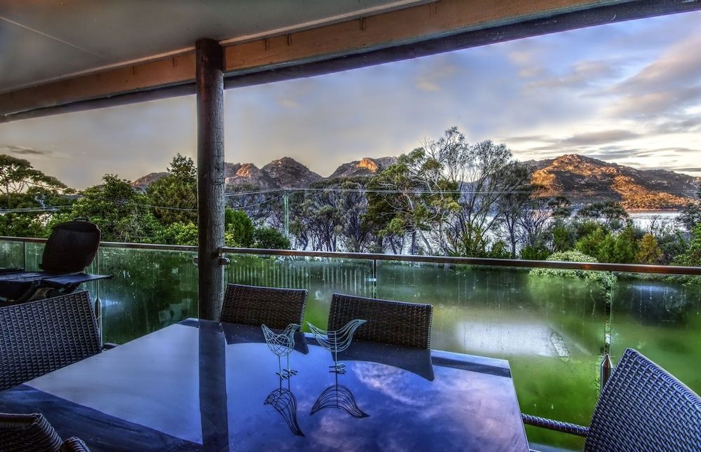 Cove Beach Apartment 2 — 4-Star Luxury Hotel in Coles Bay, Australia