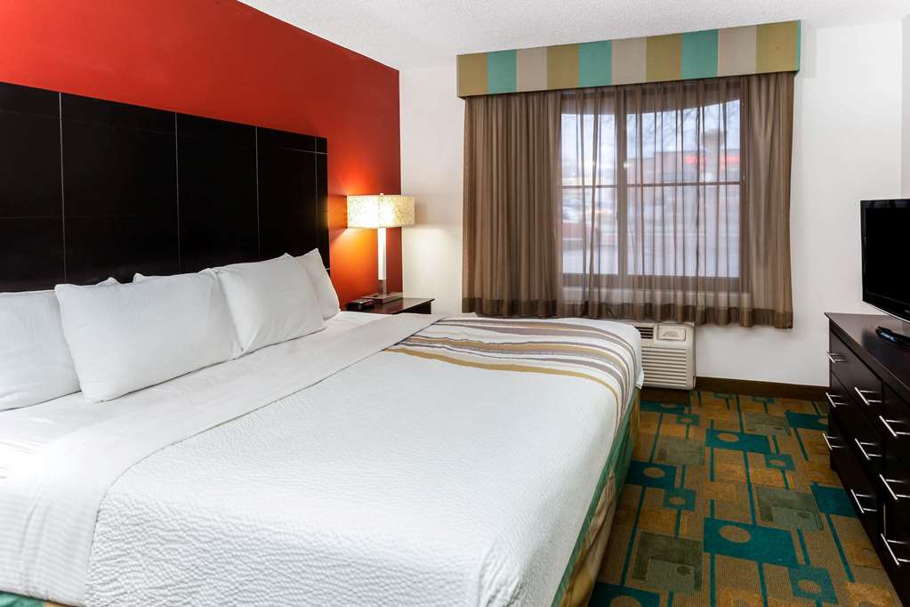 La Quinta Inn & Suites by Wyndham Milwaukee Bayshore Area - photo 10