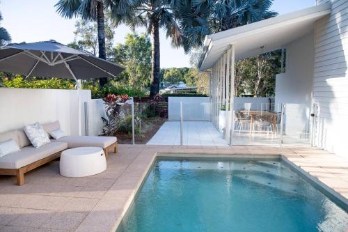 Cove House Coastal Convenience by the Pool — 4-Star Luxury Hotel in Palm Cove, Australia