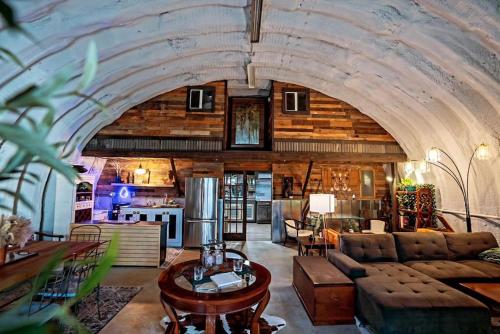 Hill Country Hangar with hottub 7 minutes from the river and lake in Canyon Lake, United States