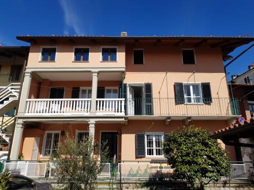 Camelia Casa Vacanze — 4-Star Luxury Hotel in Palazzo Canavese, Italy