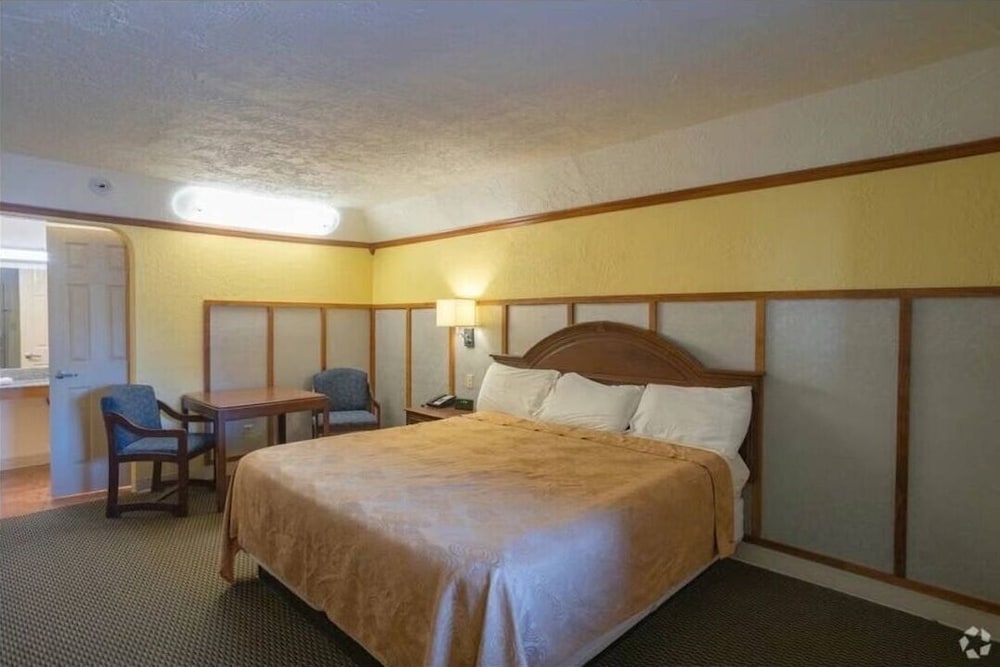 Econo Lodge - photo 5