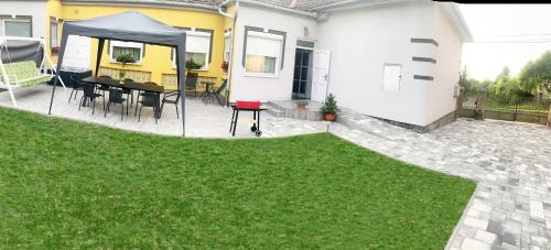 Viktor Apartmanház — 4-Star Luxury Hotel in Zamardi, Hungary