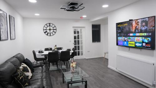 ETIHCITY 3 Bedroom Semi Free Parking near Etihad Stadium Tourist attractions Manchester City Centre Transport and Motorway Links next to McDonald's Sky n Netflix — 4-Star Luxury Hotel in Manchester, United Kingdom