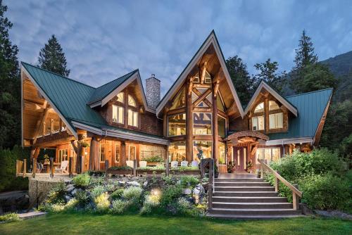 The Rockwell Harrison Guest Lodge — 4-Star Luxury Hotel in Chilliwack, Canada