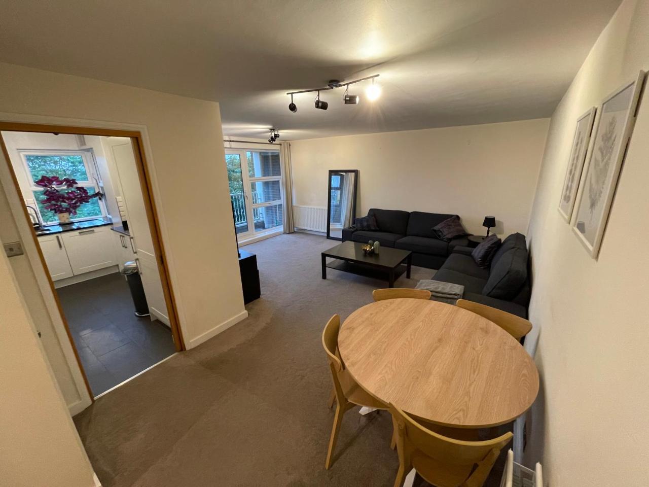 Spacious 2 Bedroom Flat Near Surbiton Station — 4-Star Luxury Hotel in Surbiton, United Kingdom