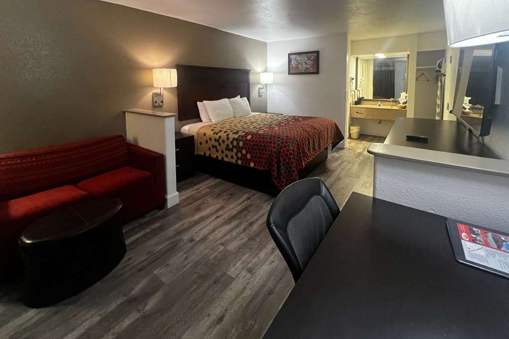 Econo Lodge Inn & Suites Macon North - photo 10