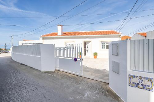 Assenta Beach House T2 — 4-Star Luxury Hotel in Sao Pedro Da Cadeira, Portugal