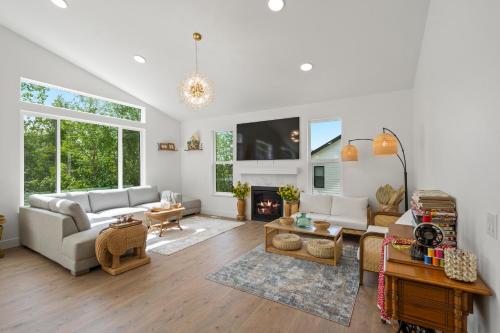 Ruby 17 New build beautiful lake view 5beds 12 sleeping in Anchorage, United States