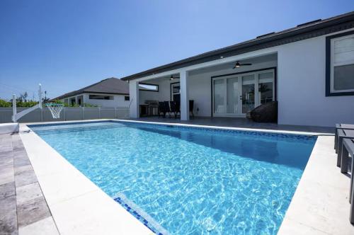 Luxury 4BR Entertainment house with Heated Pool — 4-Star Luxury Hotel in Cape Coral, United States