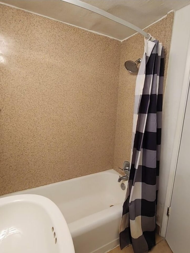 Welcome Inn And Suites - photo 18