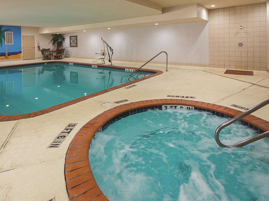 La Quinta Inn & Suites by Wyndham Kingwood Houston IAH Airpt - photo 9