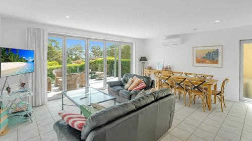 Vincentia Style Only 150m to the Beach Free Wifi & Chrome Cast in Vincentia, Australia