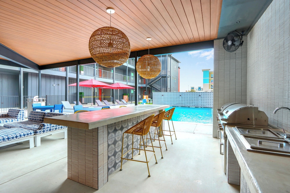 Luxury Resort style Living Centrally Located - photo 31