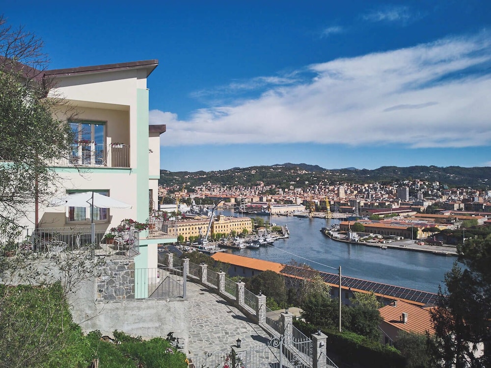 Villa dei Poeti — 4-Star Luxury Hotel in La Spezia, Italy