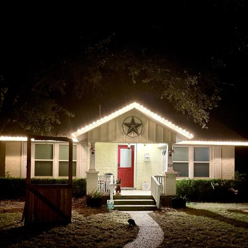 Pet Friendly Graham 2 Bedroom Home Christmas 365 at The Mistletoe Farm — 4-Star Luxury Hotel in Graham, United States