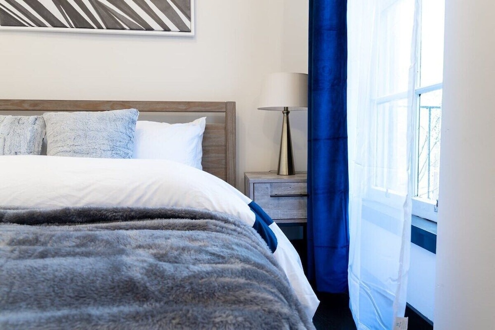 E10 1 Designer East Village Townhouse 1BR — 4-Star Luxury Hotel in New York City, United States