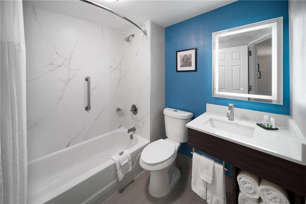 La Quinta Inn & Suites by Wyndham Houston Stafford Sugarland - photo 16