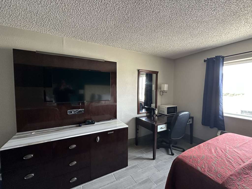 Econo Lodge Inn & Suites Bloomington - photo 4