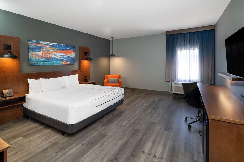 La Quinta Inn & Suites by Wyndham Louisville NE Old Henry Rd - photo 7