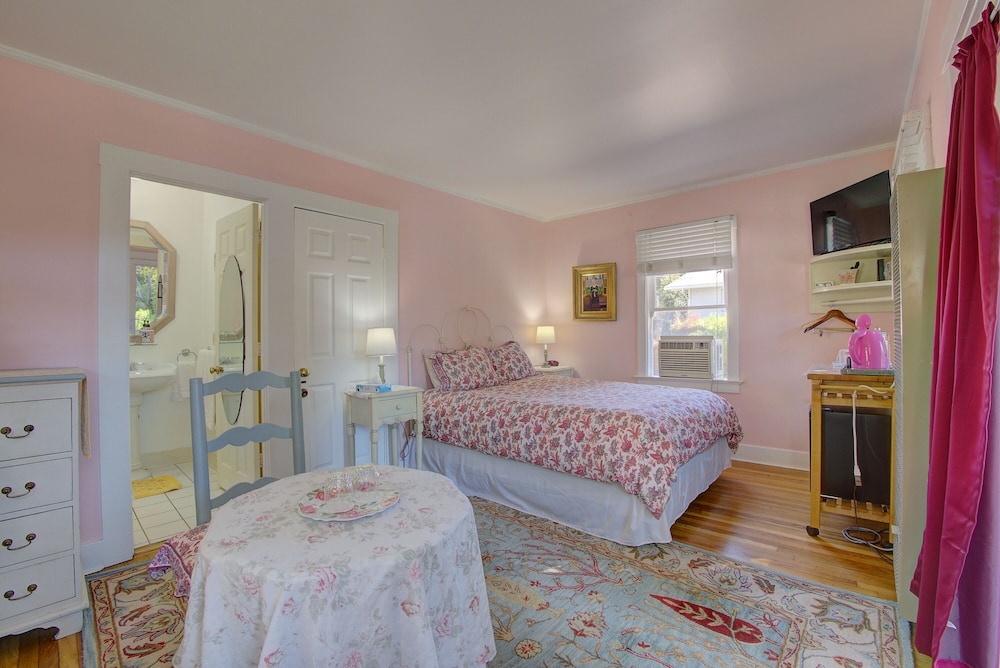 Secret Garden Inn and Cottages - photo 42