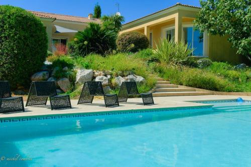 Superbe propriété piscine salle de jeux appareils de sport — hotel in Saint-Aunes