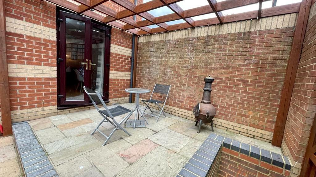 Riverview 1 Bed Apartment with Parking by Cozynest