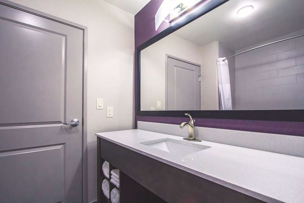La Quinta Inn & Suites by Wyndham Pampa - photo 32
