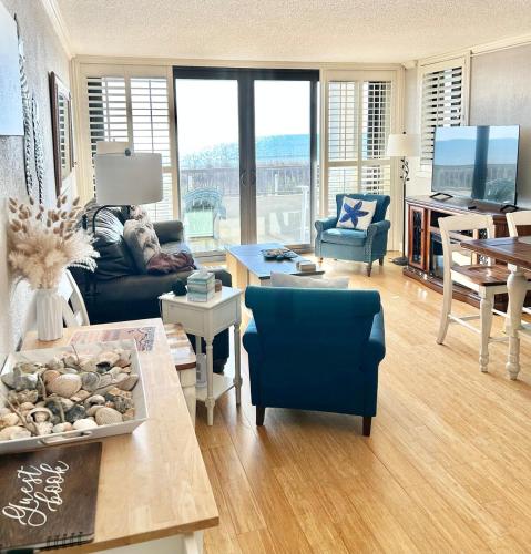 The Salty Breeze 2 Ocean Front Master's Steps to the Beach — 4-Star Luxury Hotel in Myrtle Beach, United States