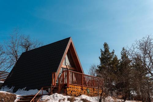 Catunul Lacului Fermecat in Unknown City, Romania