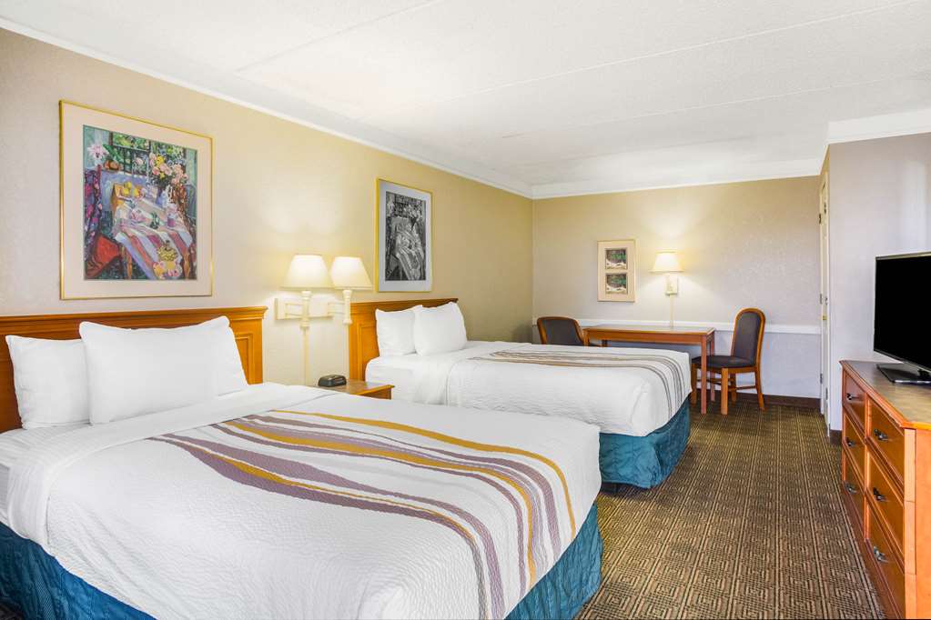 Super 8 by Wyndham Eagle Pass - photo 8