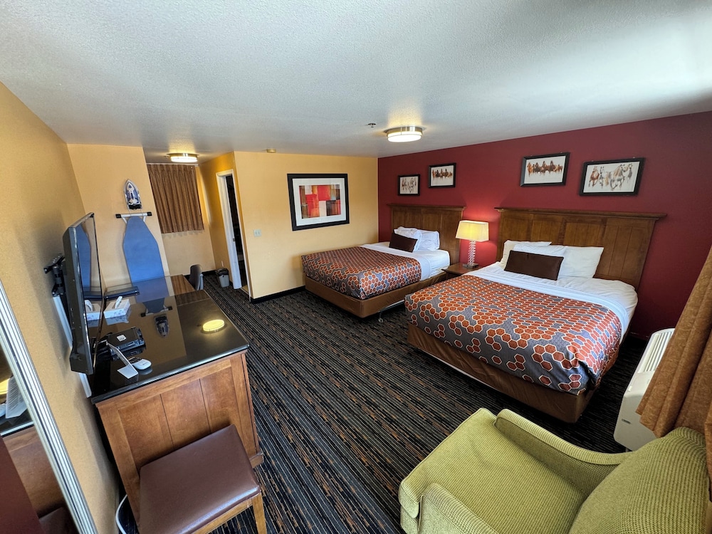 The Royal Victorian Motel - photo 25