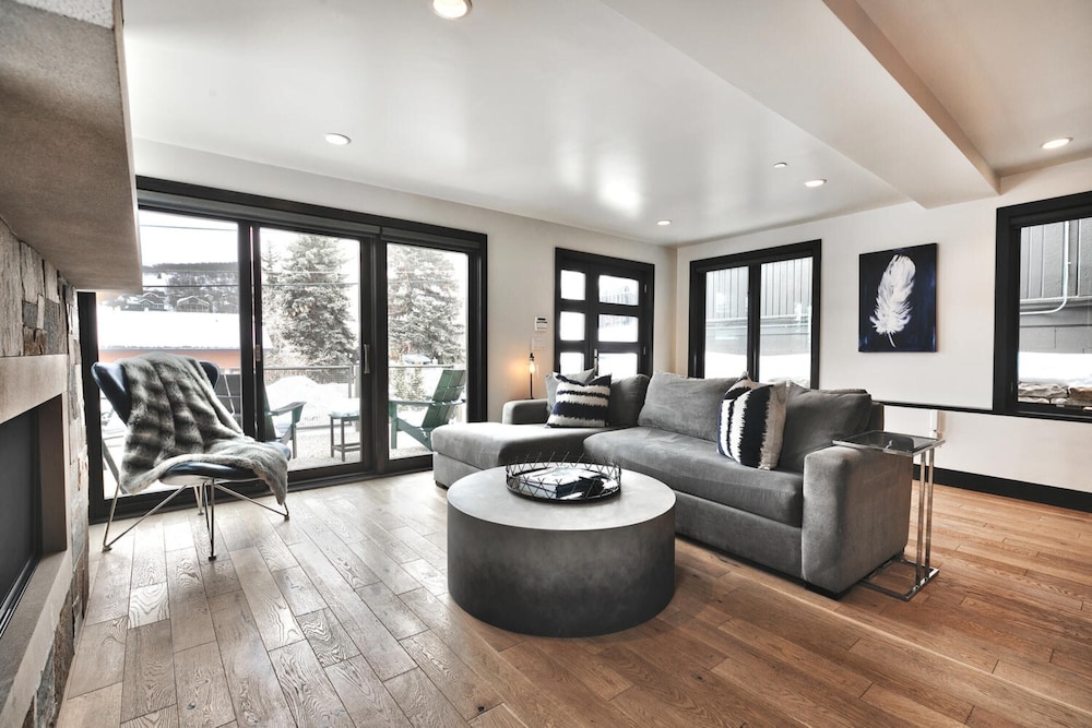 Pinetree by Avantstay Modern Park City Getaway w Patio & Balcony - photo 11