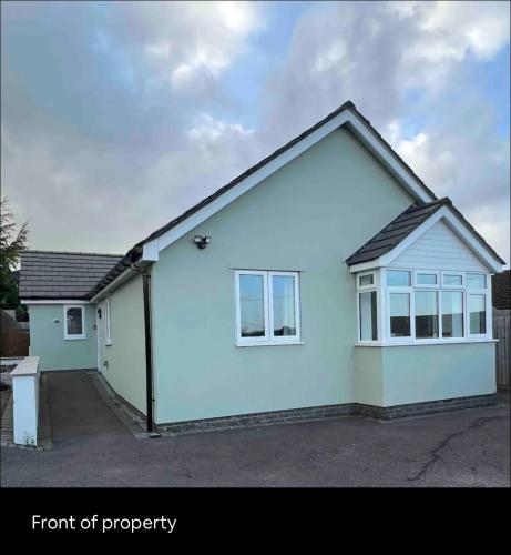 Green 3 Bed Bungalow with En Suite And Parking — 4-Star Luxury Hotel in Bristol, United Kingdom