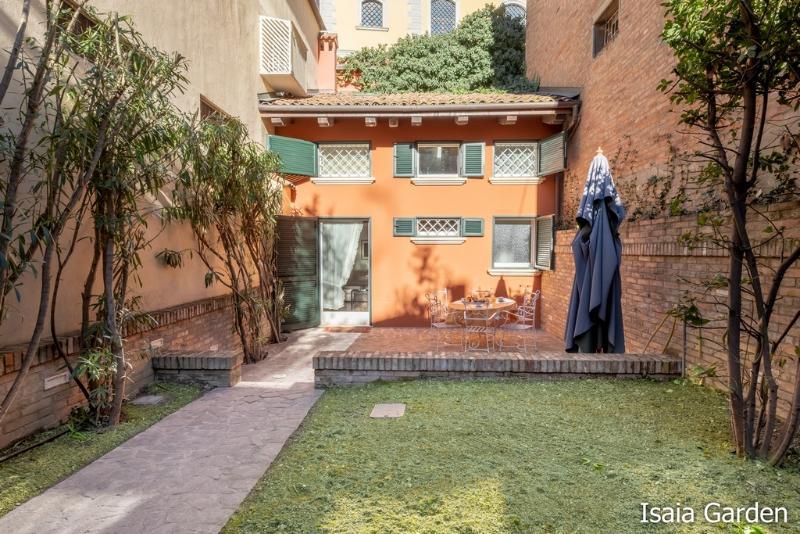 BolognaRoomscom Isaia Garden Private Garden Spa Bath in Bologna, Italy