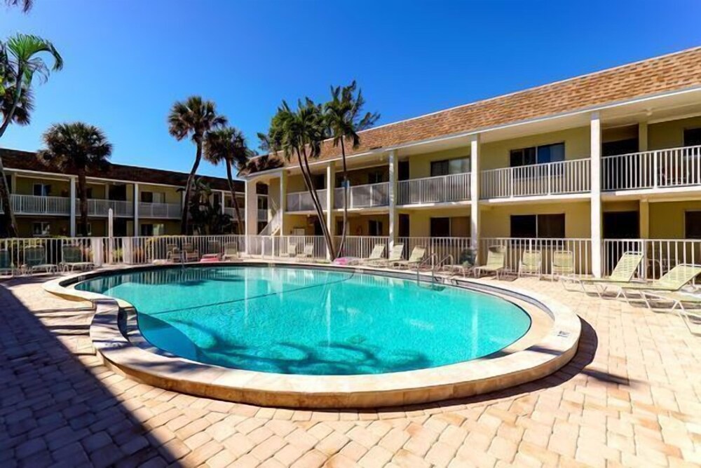 Nautilus by RedAwning - carbon neutral hotel in Holmes Beach