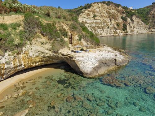 Villa Anna Maria Rock Beach Pure Luxury — 4-Star Luxury Hotel in Valsamata, Greece