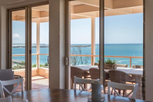 Sandrift Two Oceanstays — 4-Star Luxury Hotel in Yamba, Australia