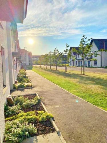 3 Bed House With Parking Near Airport — 4-Star Luxury Hotel in Edinburgh, United Kingdom