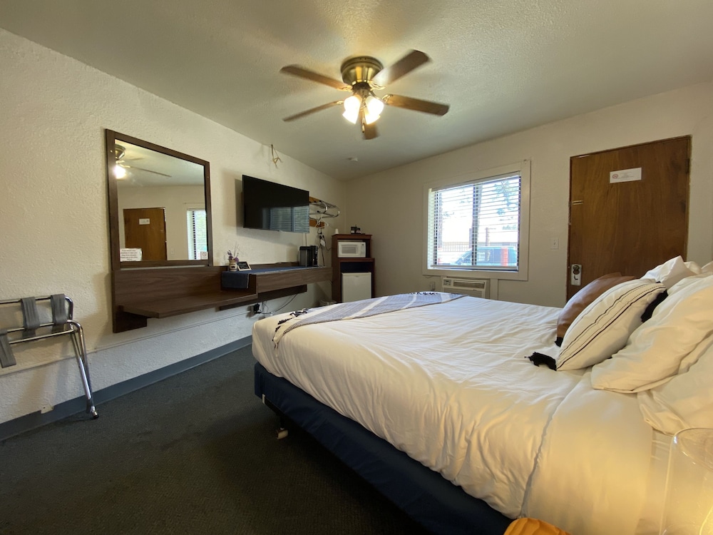 Columbia Point Resort - photo 11