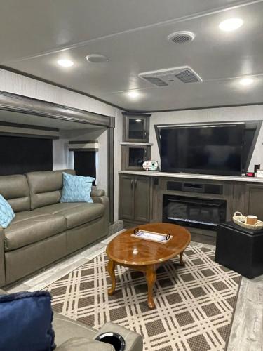 Glamping at its best sleeps 6 with golf cart — hotel in Lake Wales